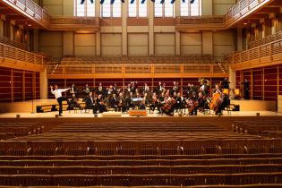 Funny portrait of the orchestra from the center of the hall 