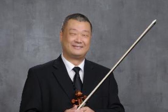 Headshot of Jay Zhong holding a violin