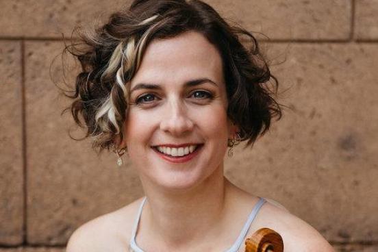 Liana Bérubé headshot holding violin