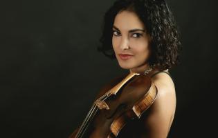 Gail Hernández Rosa headshot with violin