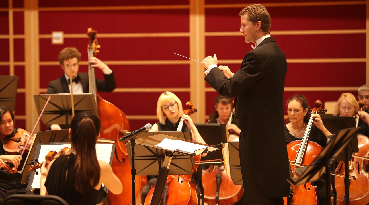Alex Kahn conducting the Orchestra