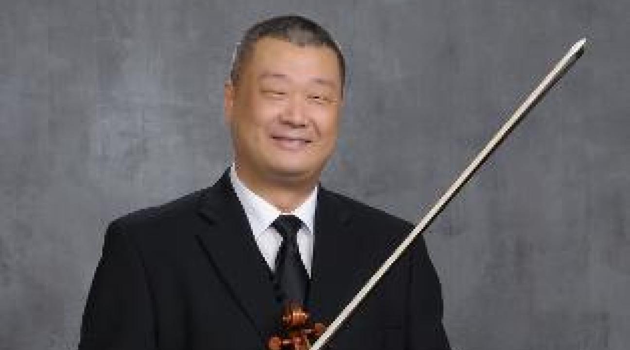 Headshot of Jay Zhong holding a violin