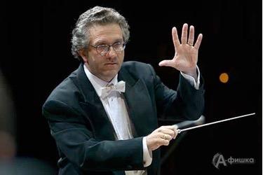 Brian Wilson conducting with a hand raised