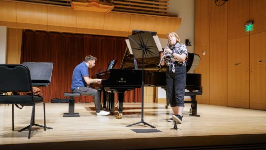 Emma Hofhenke performing clarinet with piano accompanist on stage