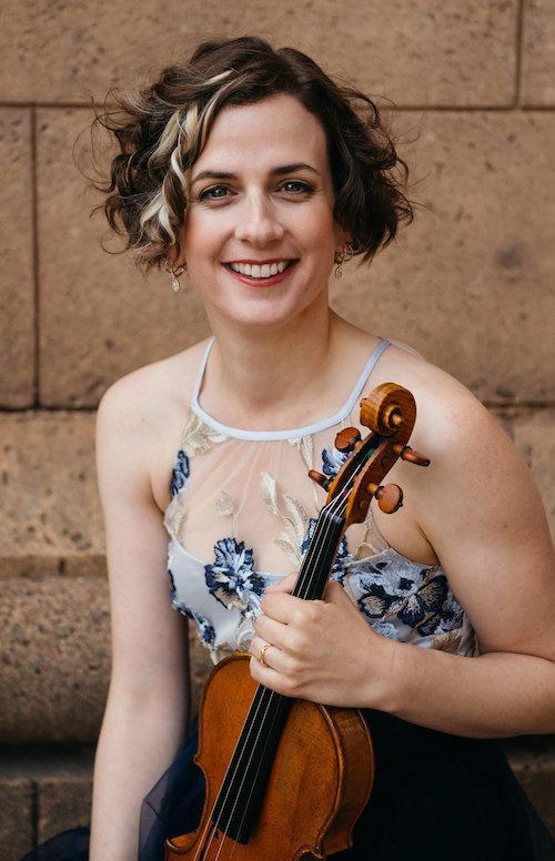 Liana Bérubé headshot holding violin