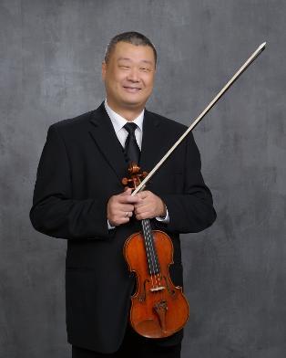 Headshot of Jay Zhong holding a violin